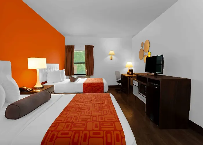 Howard Johnson By Wyndham Great Lakes Waukegan