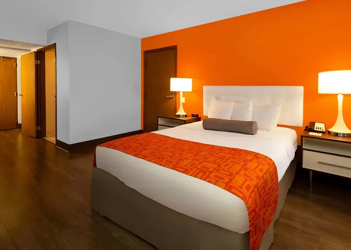 Howard Johnson By Wyndham Great Lakes Hotel Waukegan