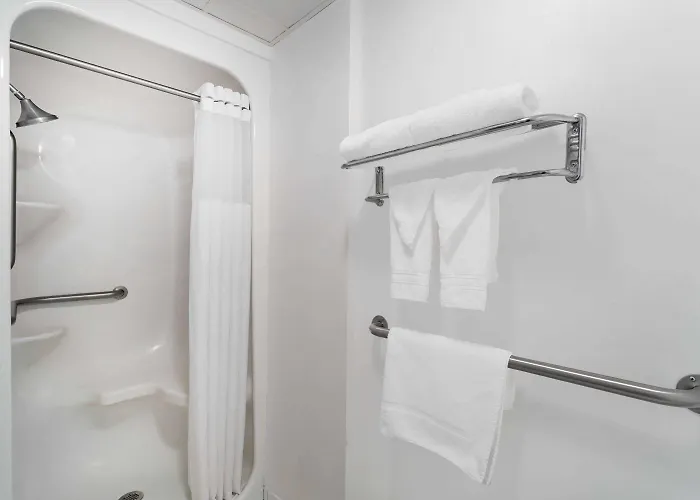 Howard Johnson By Wyndham Great Lakes Hotel 2*