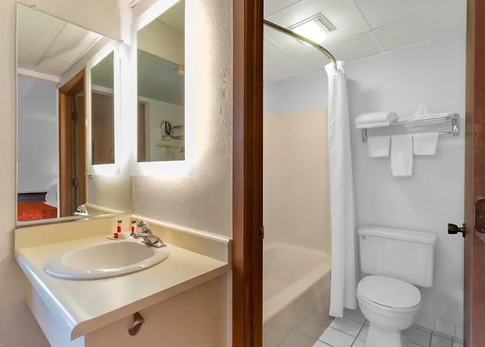 Hotel Howard Johnson By Wyndham Great Lakes 2*