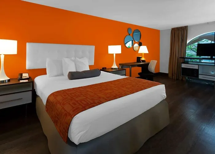 Howard Johnson By Wyndham Great Lakes Hotel