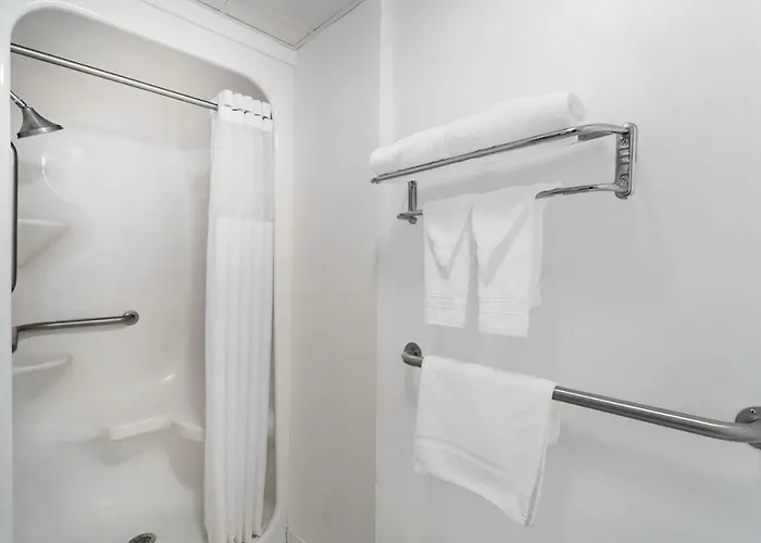 Howard Johnson By Wyndham Great Lakes Hotel