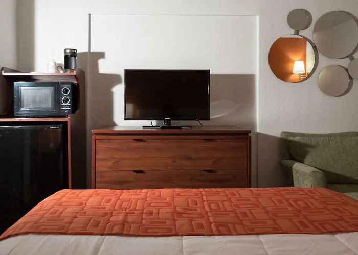 Howard Johnson By Wyndham Great Lakes Waukegan